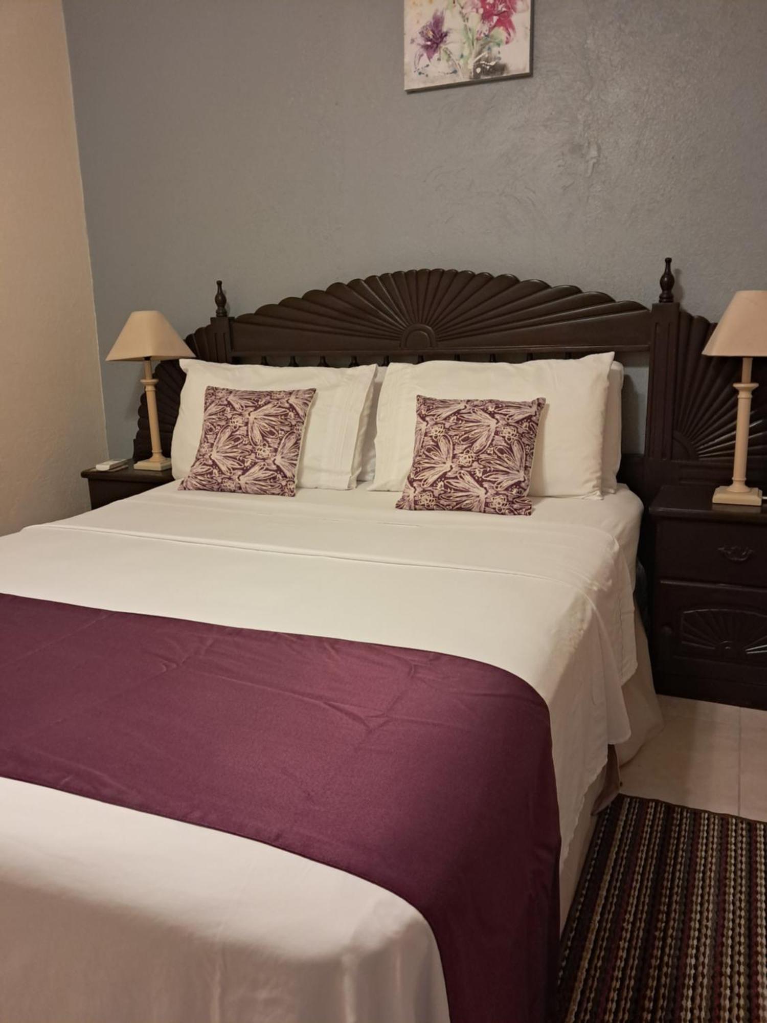 Michand Guest Apartments- Cozy One Or Two Bedroom- 5 Walk Minutes From Airport 10 Mins Drive To Oistins Or Beach Christ Church Kültér fotó