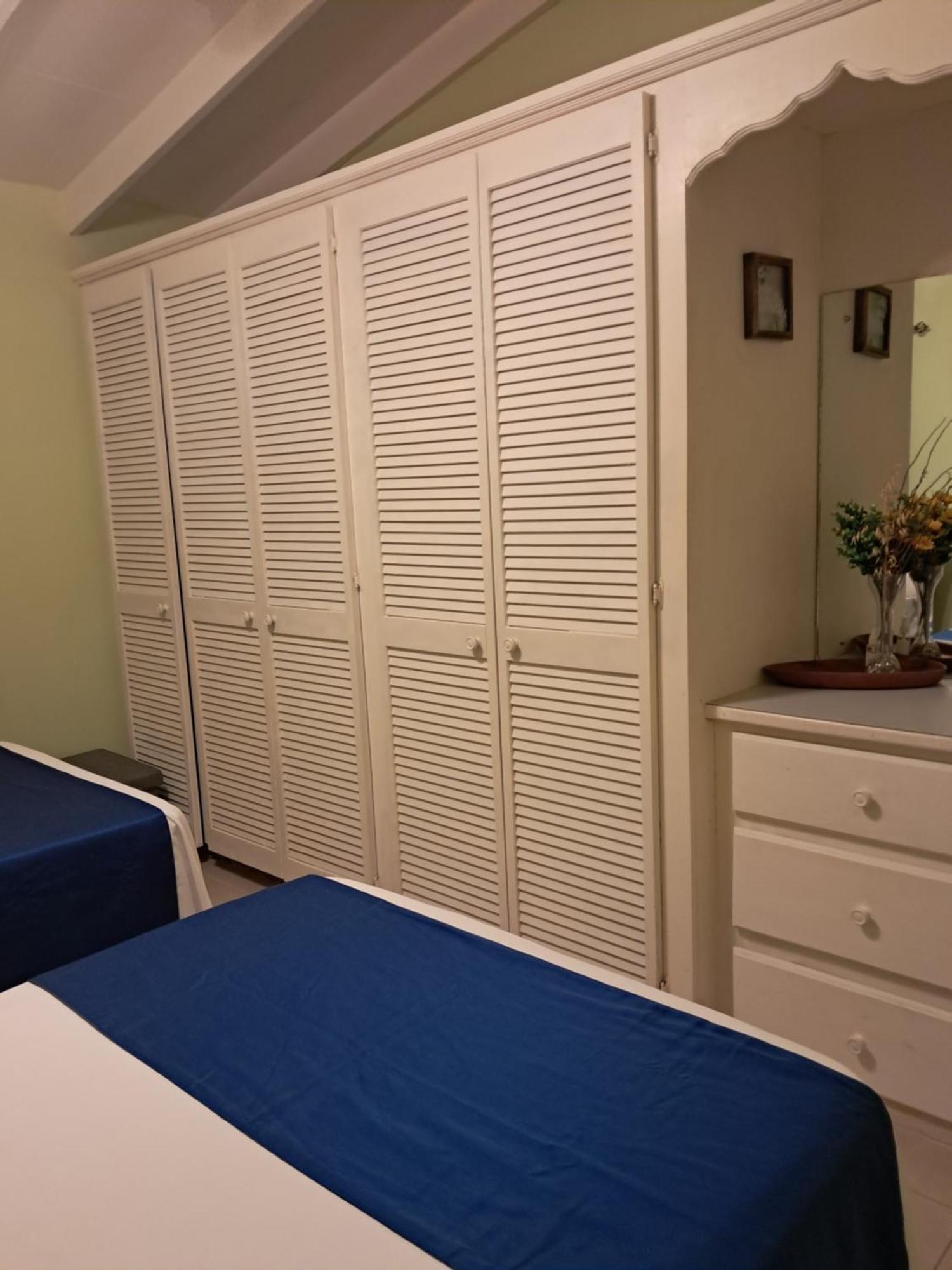 Michand Guest Apartments- Cozy One Or Two Bedroom- 5 Walk Minutes From Airport 10 Mins Drive To Oistins Or Beach Christ Church Kültér fotó