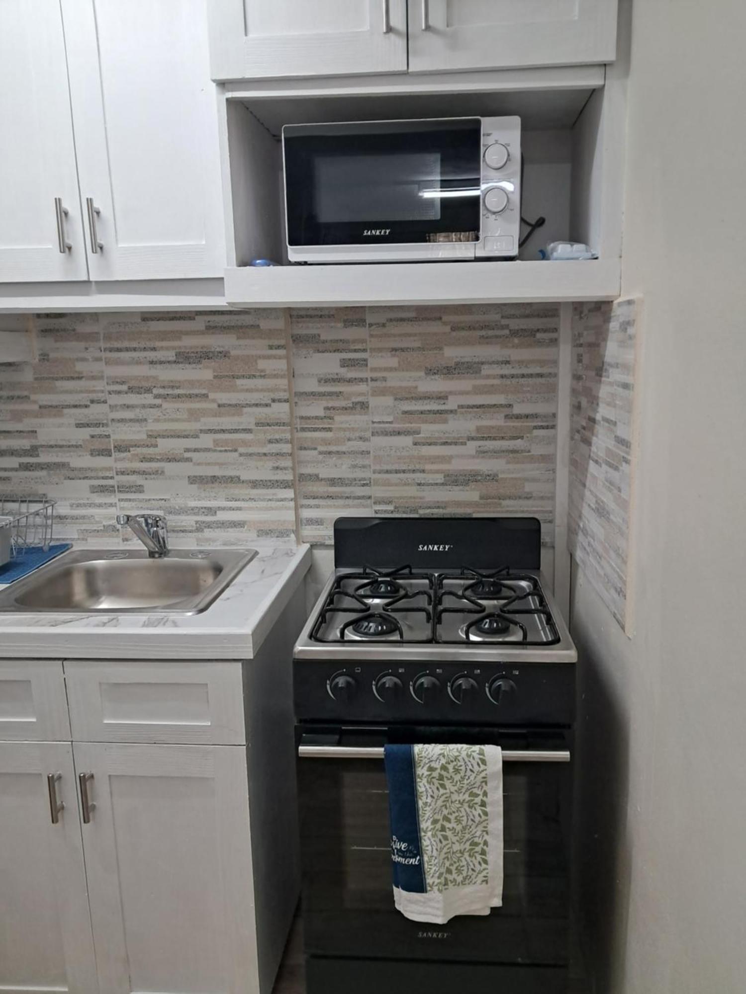 Michand Guest Apartments- Cozy One Or Two Bedroom- 5 Walk Minutes From Airport 10 Mins Drive To Oistins Or Beach Christ Church Kültér fotó