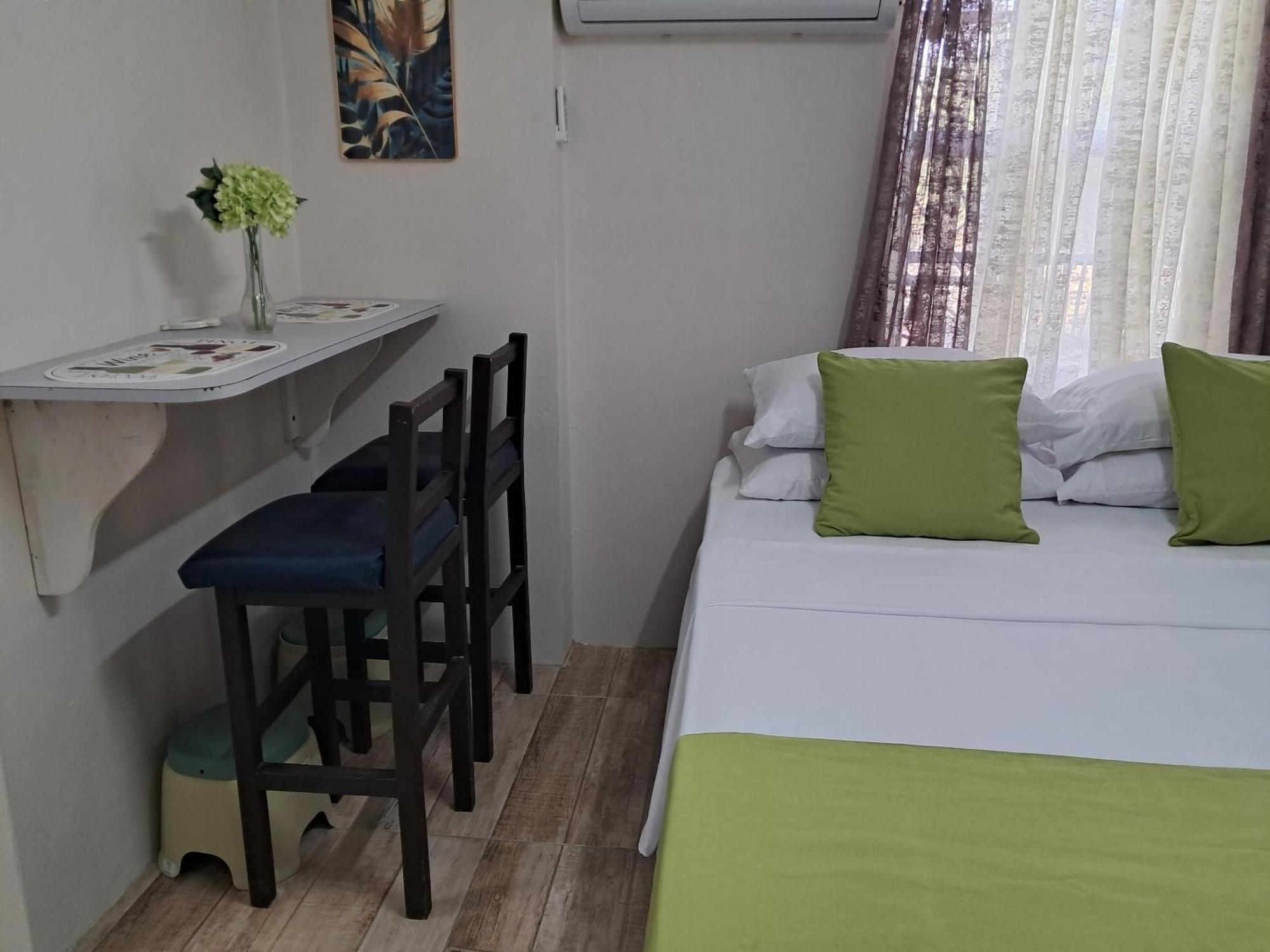 Michand Guest Apartments- Cozy One Or Two Bedroom- 5 Walk Minutes From Airport 10 Mins Drive To Oistins Or Beach Christ Church Kültér fotó