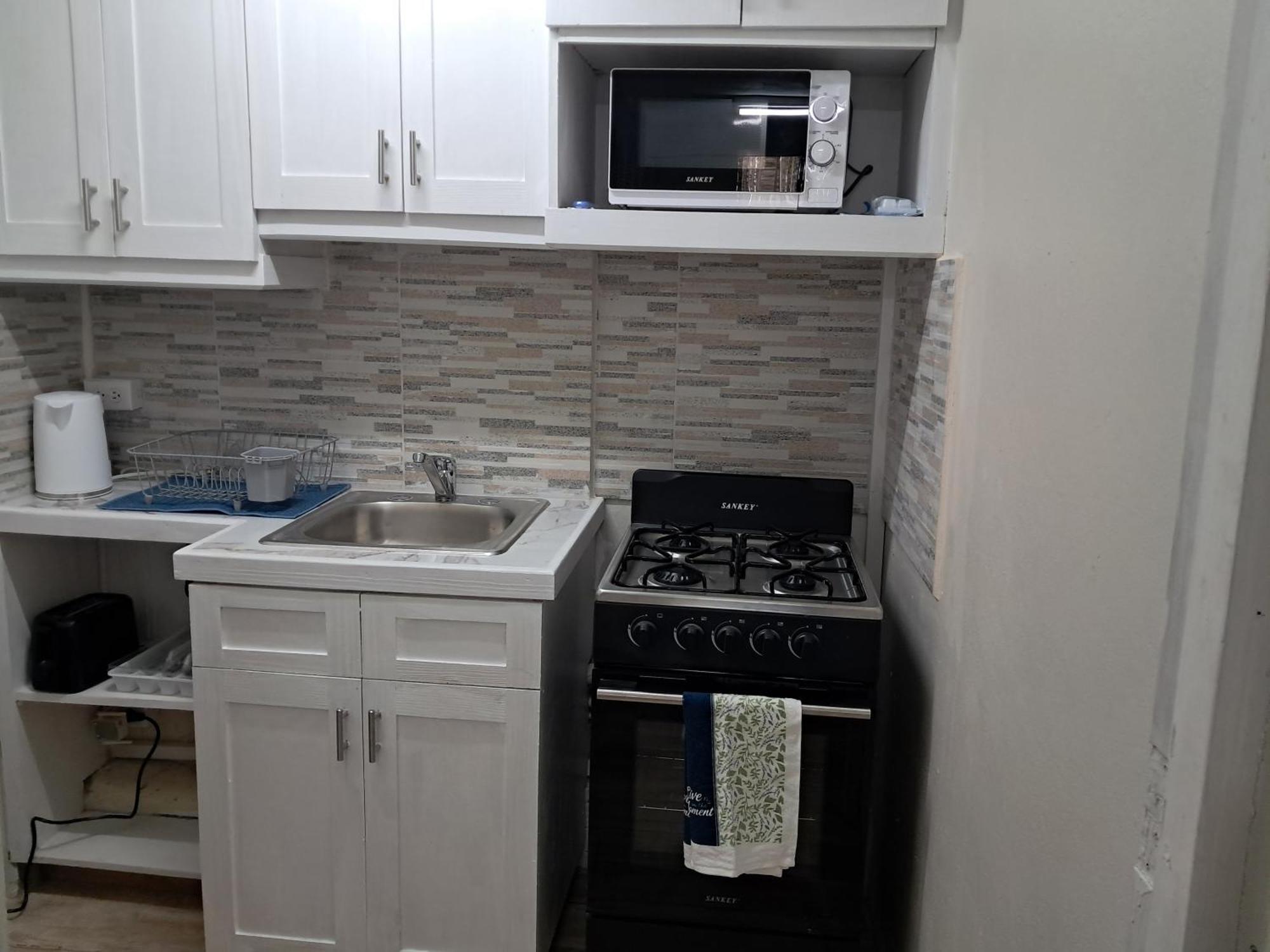 Michand Guest Apartments- Cozy One Or Two Bedroom- 5 Walk Minutes From Airport 10 Mins Drive To Oistins Or Beach Christ Church Kültér fotó
