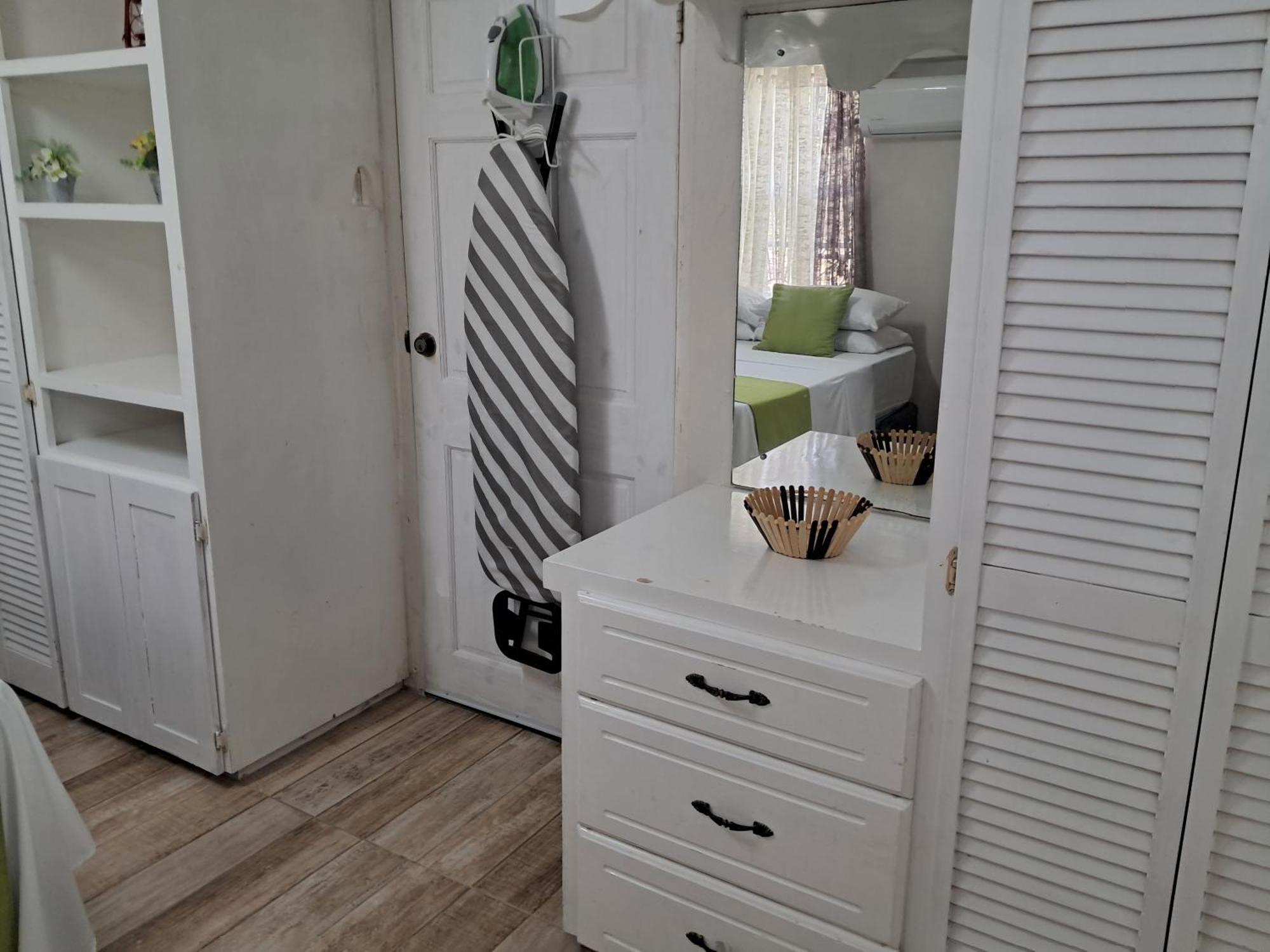Michand Guest Apartments- Cozy One Or Two Bedroom- 5 Walk Minutes From Airport 10 Mins Drive To Oistins Or Beach Christ Church Kültér fotó